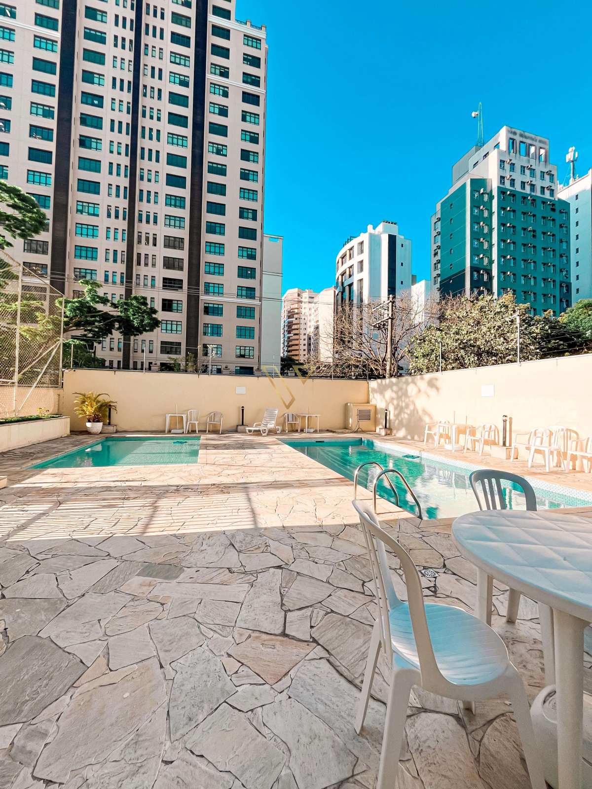 Apartamento no Edifício Rio das Pedras no coração do Aquarius com sacada, andar alto e vista definitiva