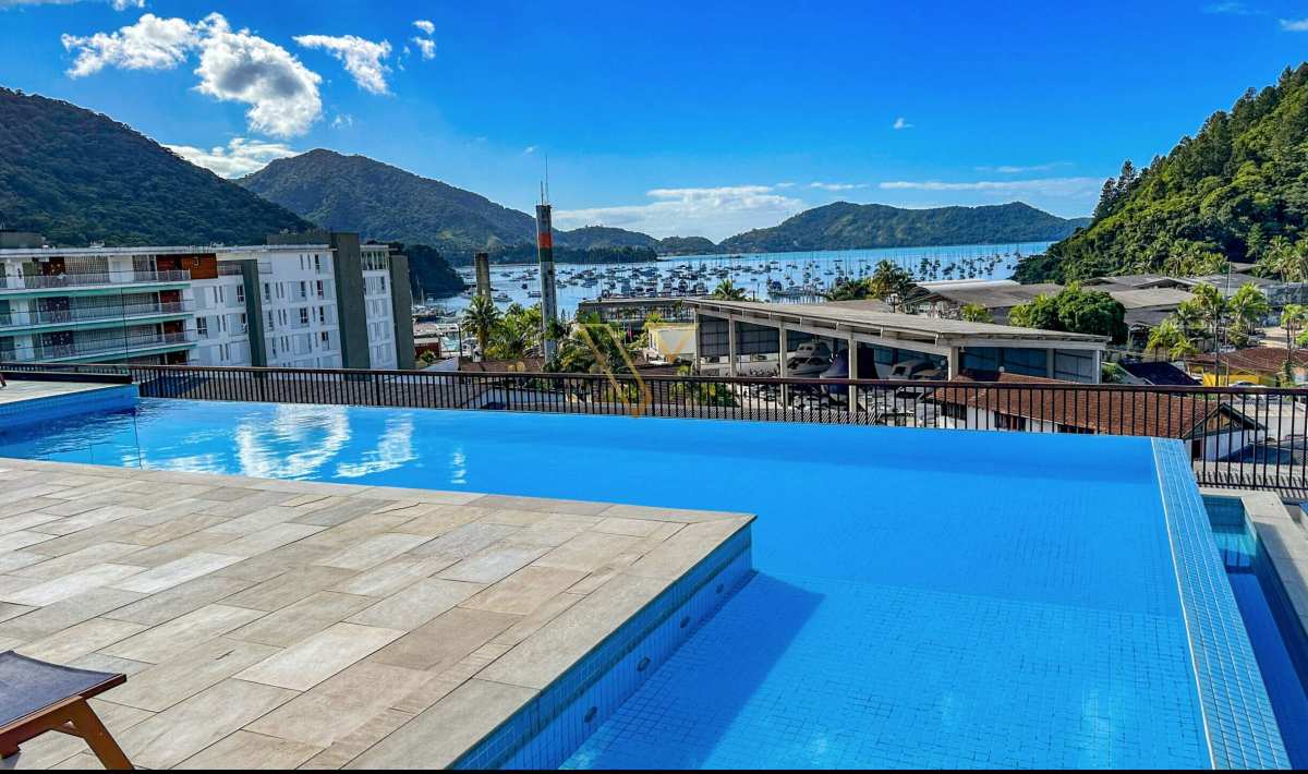 Situado no coração do Saco da Ribeira, em frente à marina, este apartamento é um convite para viver com elegância à beira-mar. - Vex Imóveis