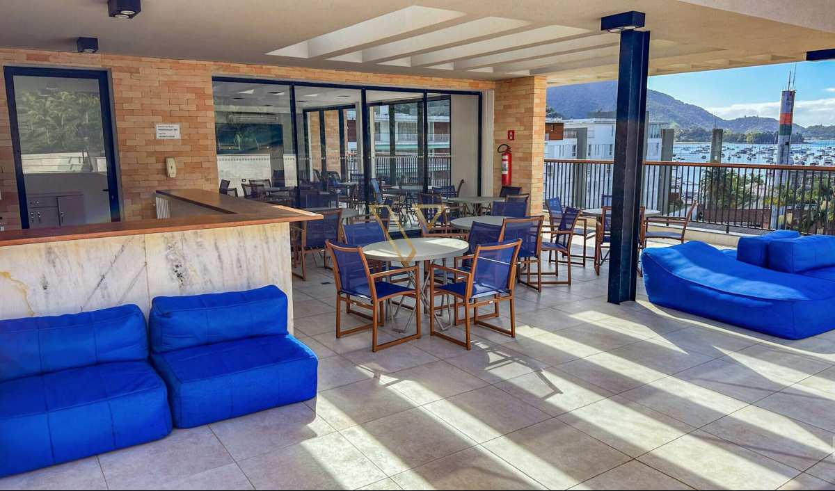 Situado no coração do Saco da Ribeira, em frente à marina, este apartamento é um convite para viver com elegância à beira-mar. - Vex Imóveis