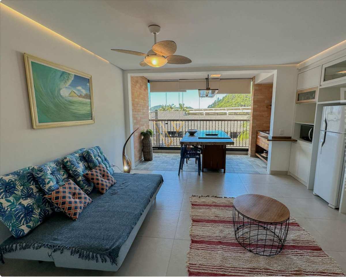 Situado no coração do Saco da Ribeira, em frente à marina, este apartamento é um convite para viver com elegância à beira-mar. - Vex Imóveis