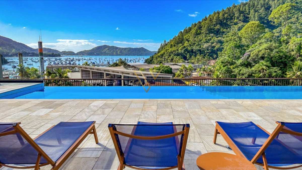 Situado no coração do Saco da Ribeira, em frente à marina, este apartamento é um convite para viver com elegância à beira-mar. - Vex Imóveis