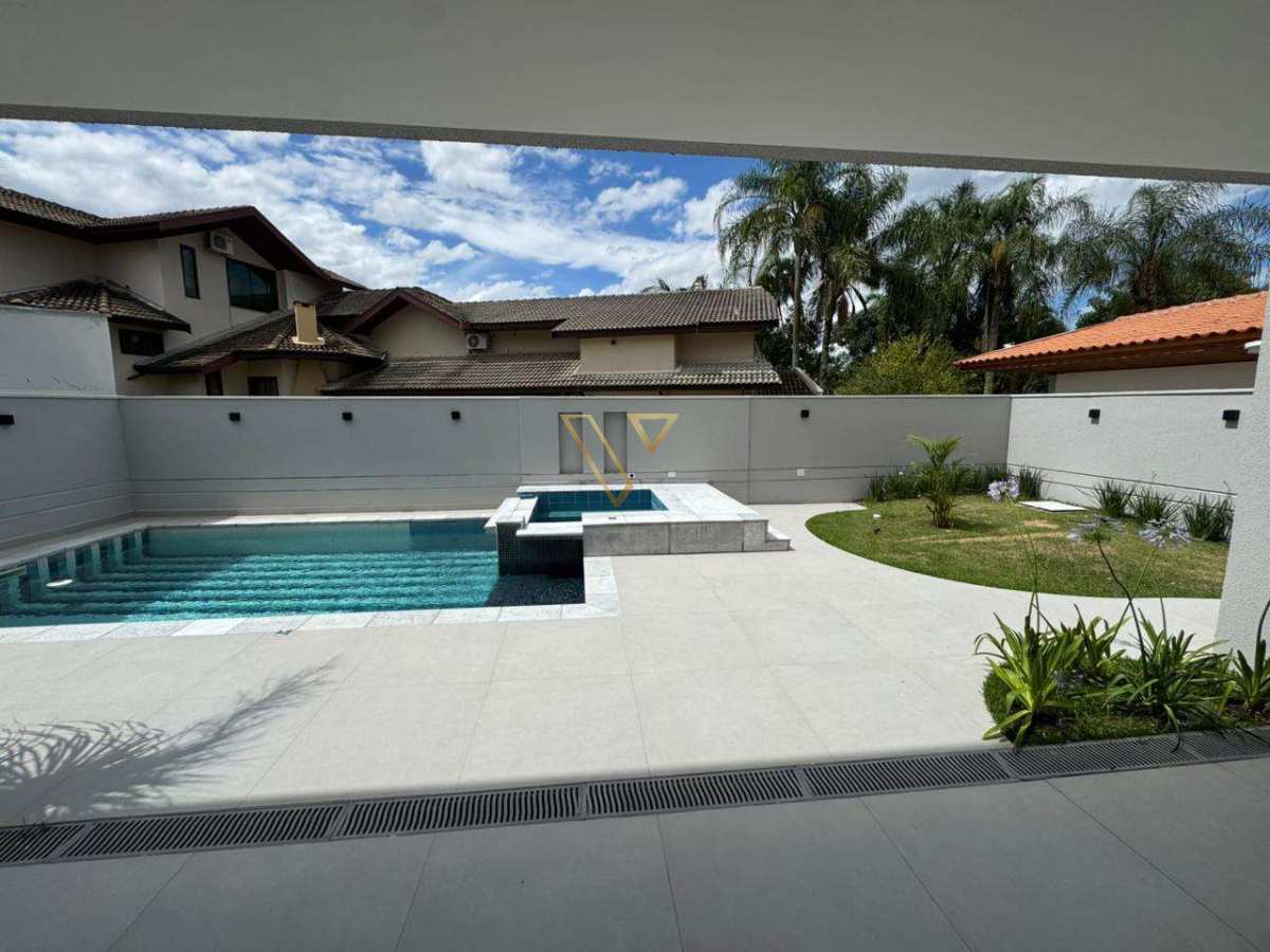 Apresentamos esta excelente residência localizada no renomado Condomínio Esplanada do Sol, - Vex Imóveis