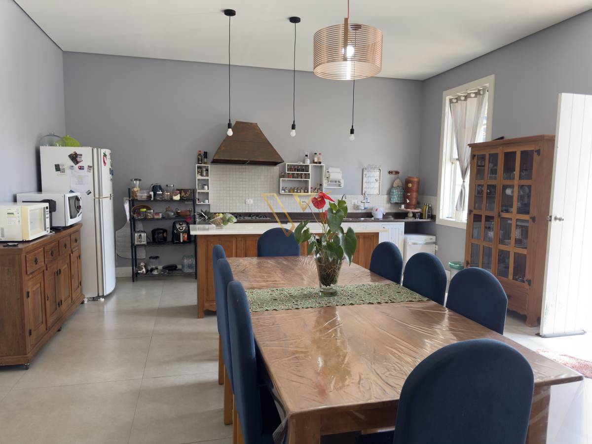 Apresentamos uma residência singular que combina o charme clássico das fazendas com a sofisticação do design contemporâneo. - Vex Imóveis