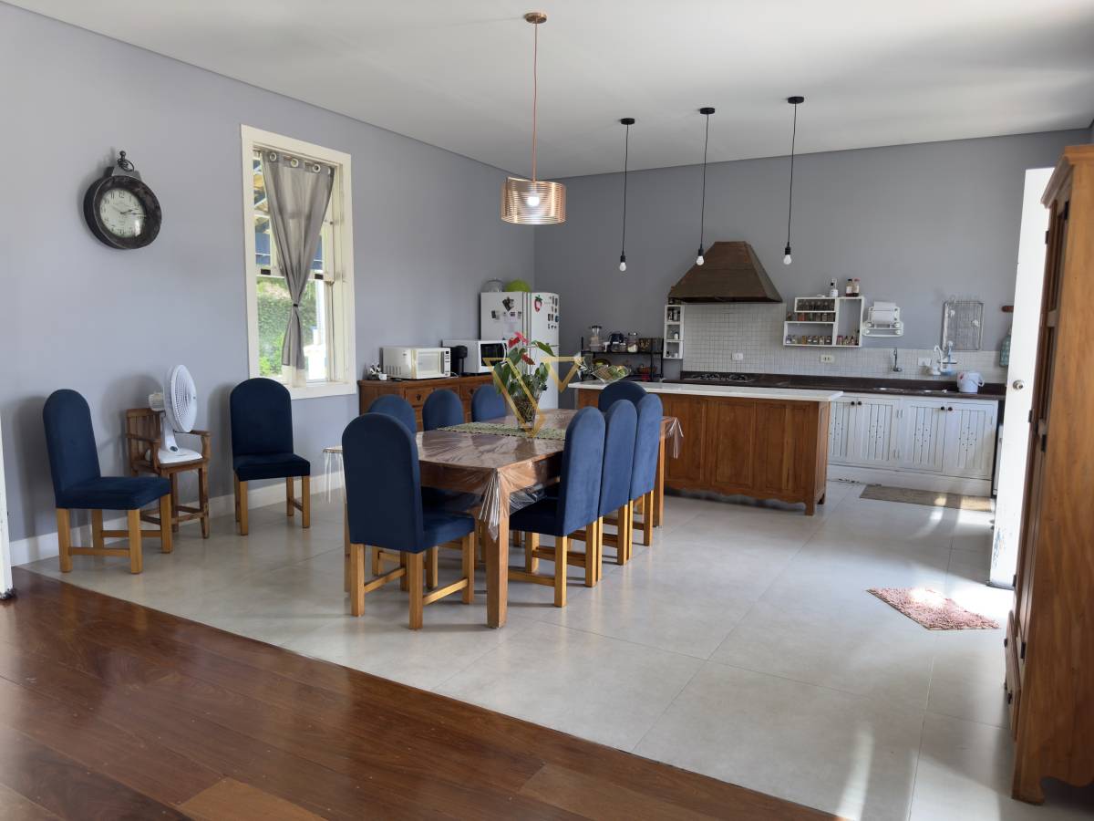 Apresentamos uma residência singular que combina o charme clássico das fazendas com a sofisticação do design contemporâneo. - Vex Imóveis