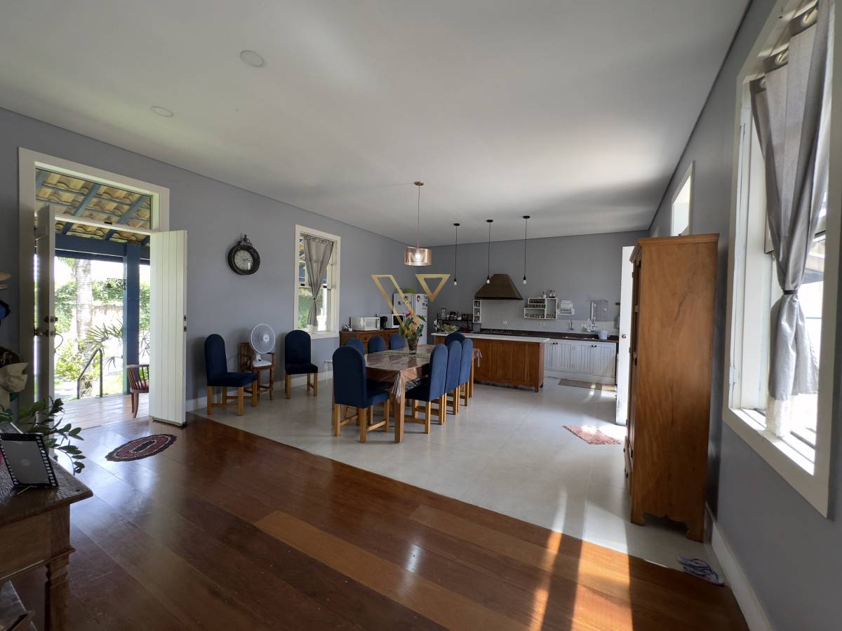 Apresentamos uma residência singular que combina o charme clássico das fazendas com a sofisticação do design contemporâneo. - Vex Imóveis