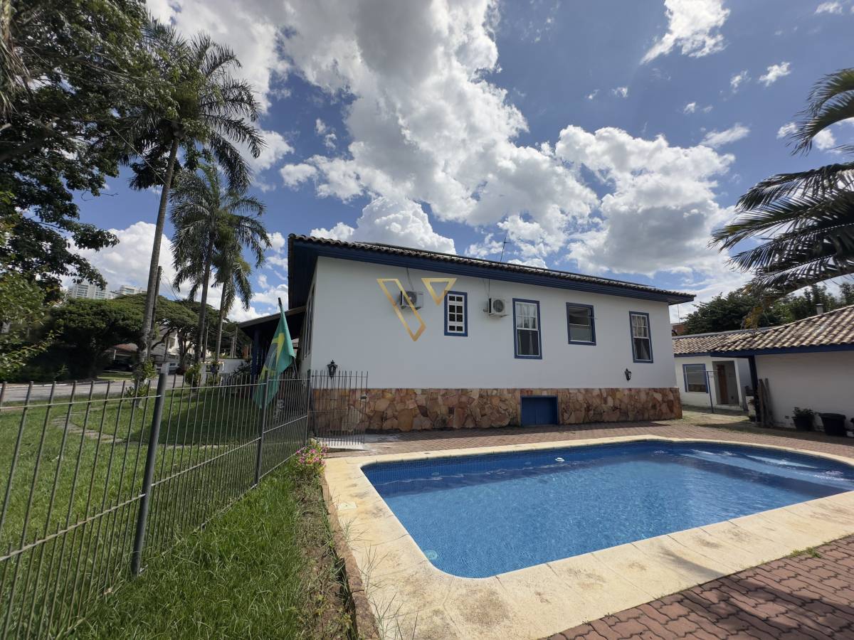 Apresentamos uma residência singular que combina o charme clássico das fazendas com a sofisticação do design contemporâneo. - Vex Imóveis