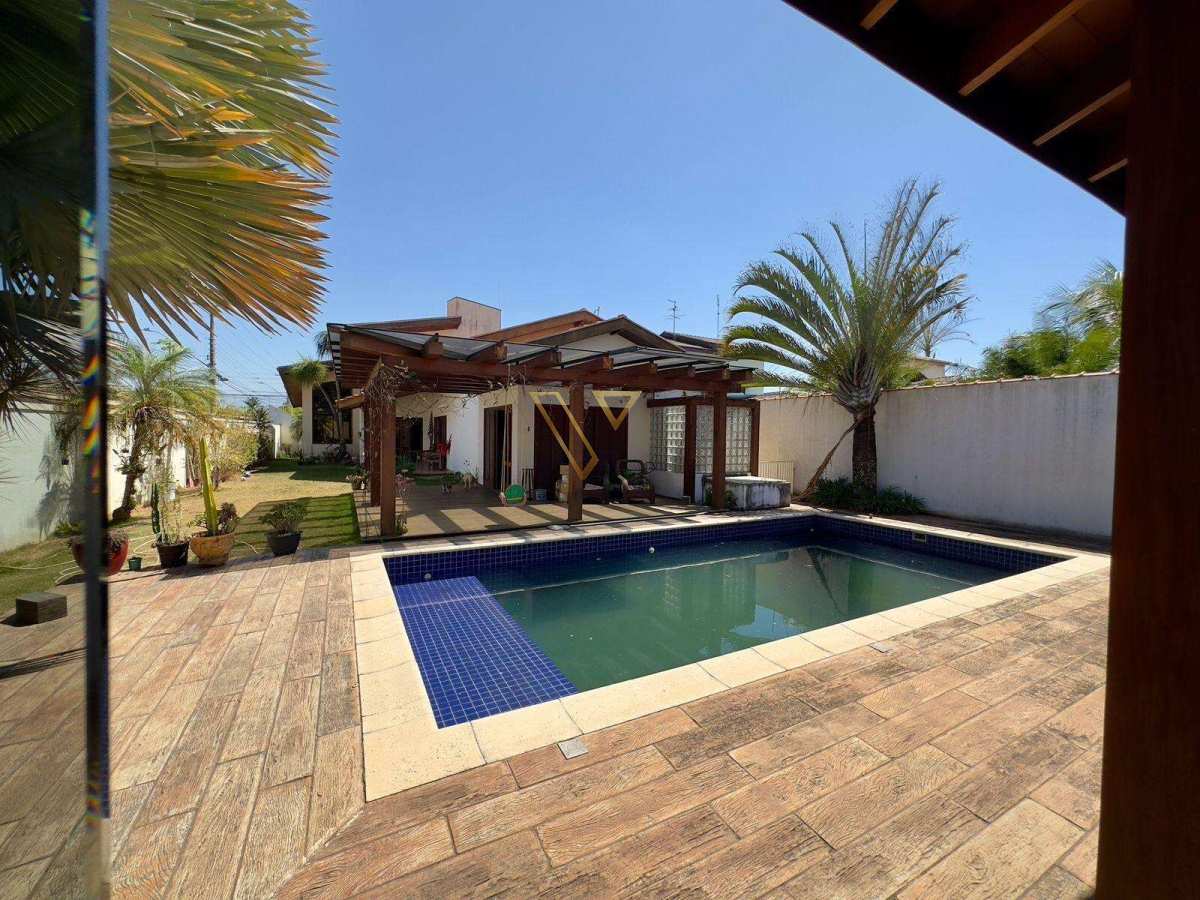 CASA TÉRREA ,COM PISCINA SALÃO DE FESTAS FECHADO COM BLINDEX EM BAIRRO NOBRE DE PINDAMONHABA - Vex Imóveis