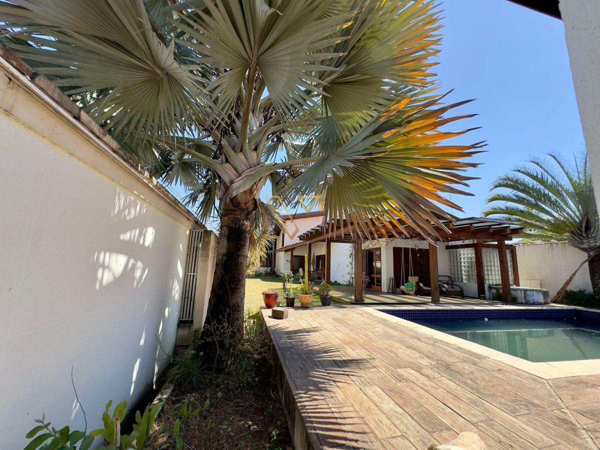 CASA TÉRREA ,COM PISCINA SALÃO DE FESTAS FECHADO COM BLINDEX EM BAIRRO NOBRE DE PINDAMONHABA - Vex Imóveis