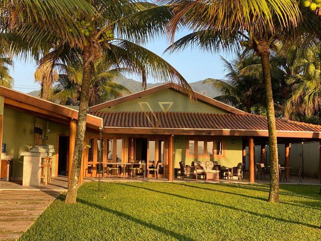 Desfrute da vida à beira-mar com esta espetacular Residência  na Praia da Maranduba. Com uma localização privilegiada. - Vex Imóveis