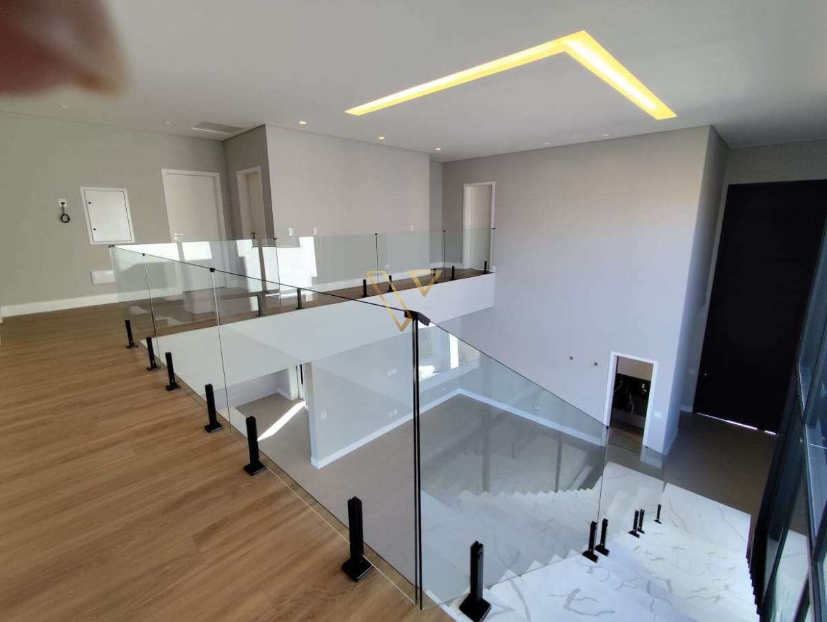 Sobrado de 371 m² em um terreno de 479 m² no Condominio Alphaville – sofisticação, conforto e lazer completo com piscina borda infinita , - Vex Imóveis