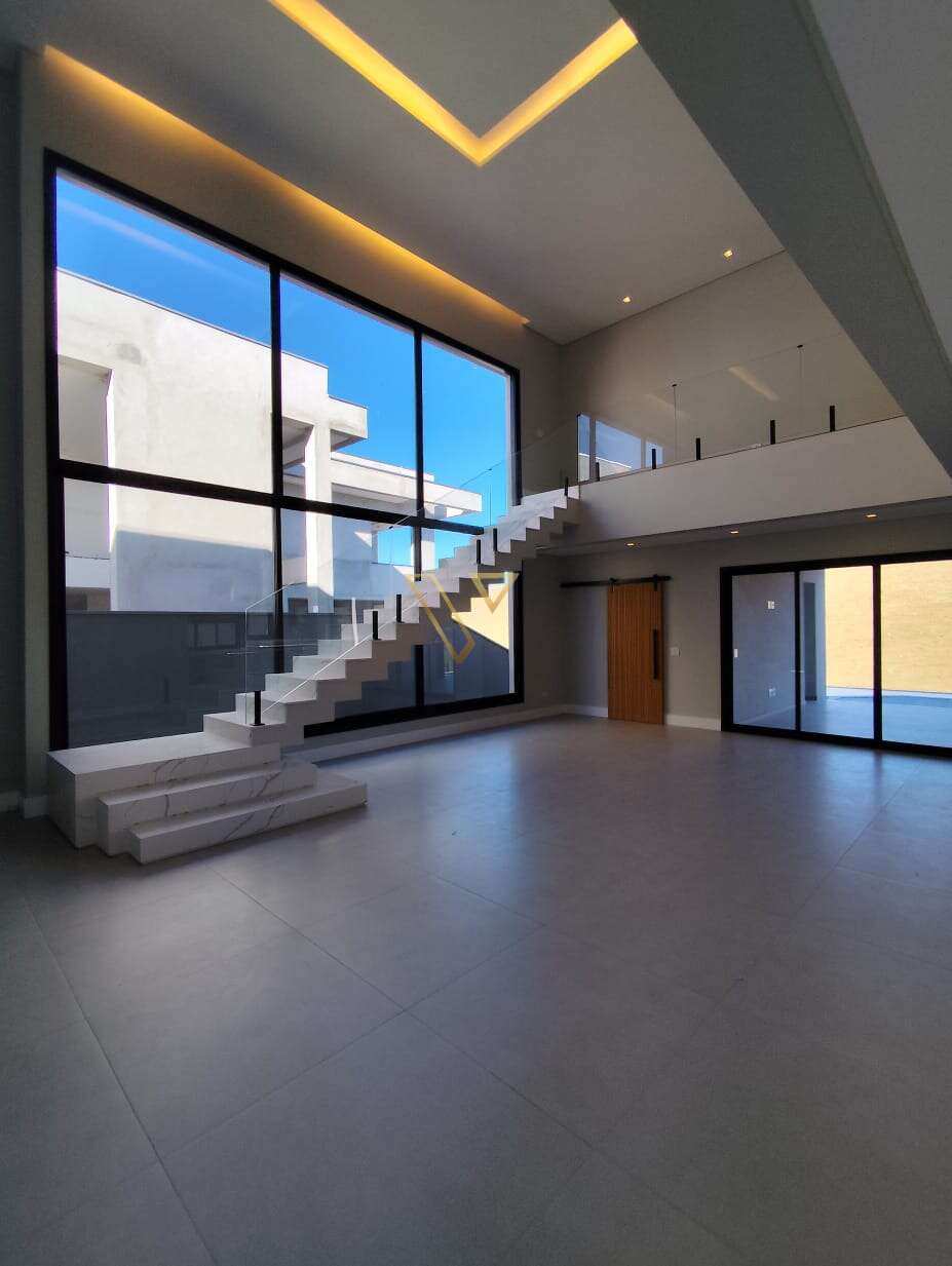 Sobrado de 371 m² em um terreno de 479 m² no Condominio Alphaville – sofisticação, conforto e lazer completo com piscina borda infinita ,