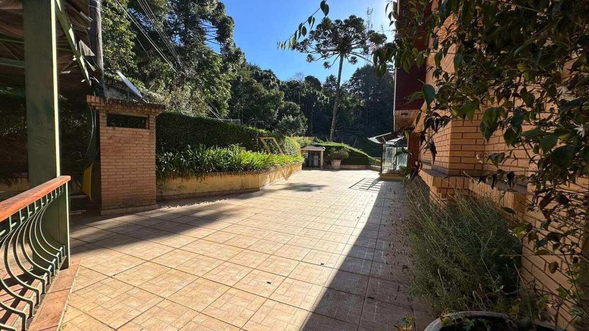 Exclusiva residência localizada em um dos condomínios mais valorizados de Campos do Jordão, o Jardim Véu da Noiva - Vex Imóveis