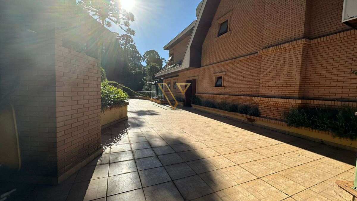 Exclusiva residência localizada em um dos condomínios mais valorizados de Campos do Jordão, o Jardim Véu da Noiva - Vex Imóveis