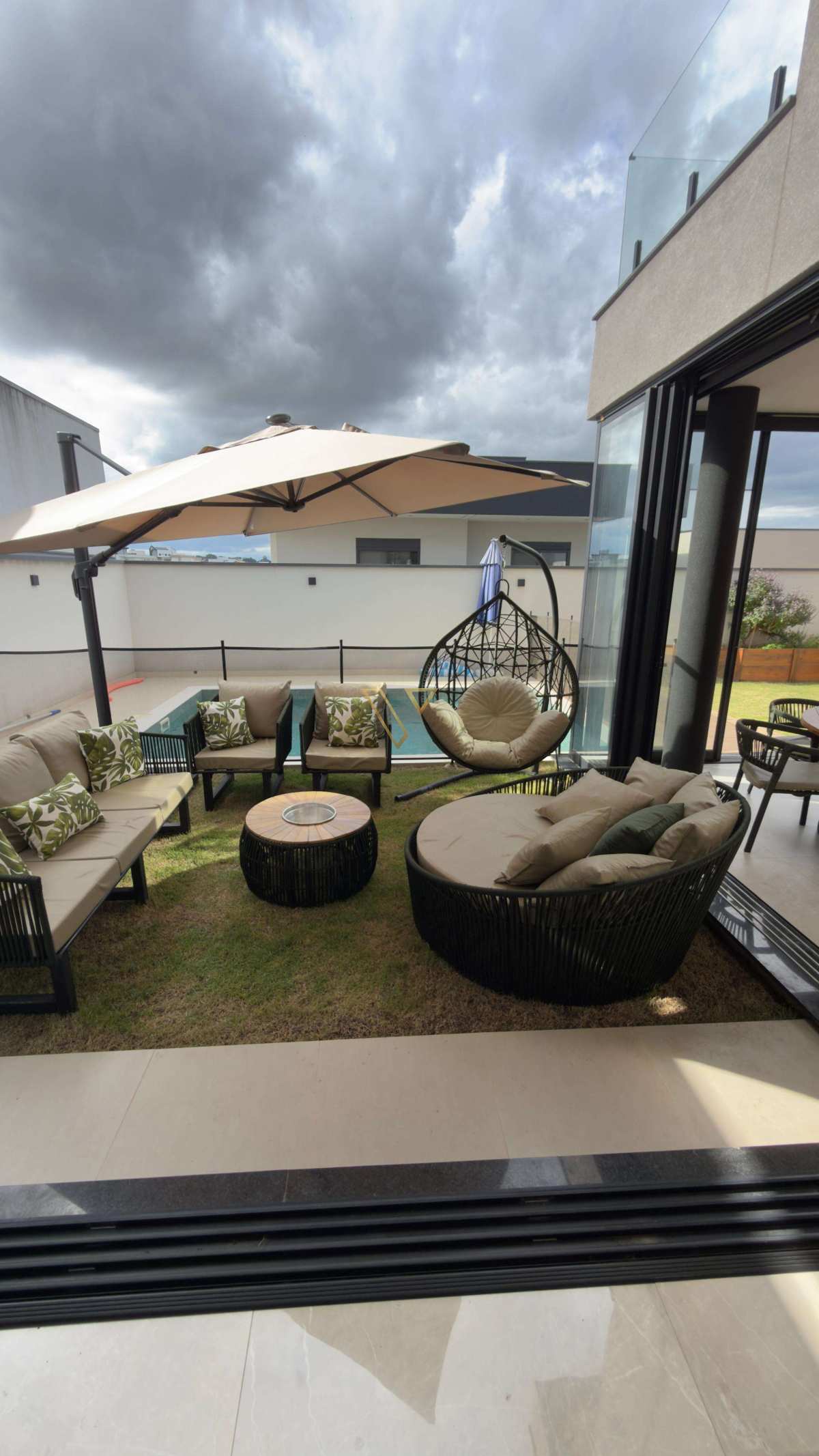 Residência com arquitetura moderna e imponente, localizado no prestigiado Condomínio Verana. - Vex Imóveis