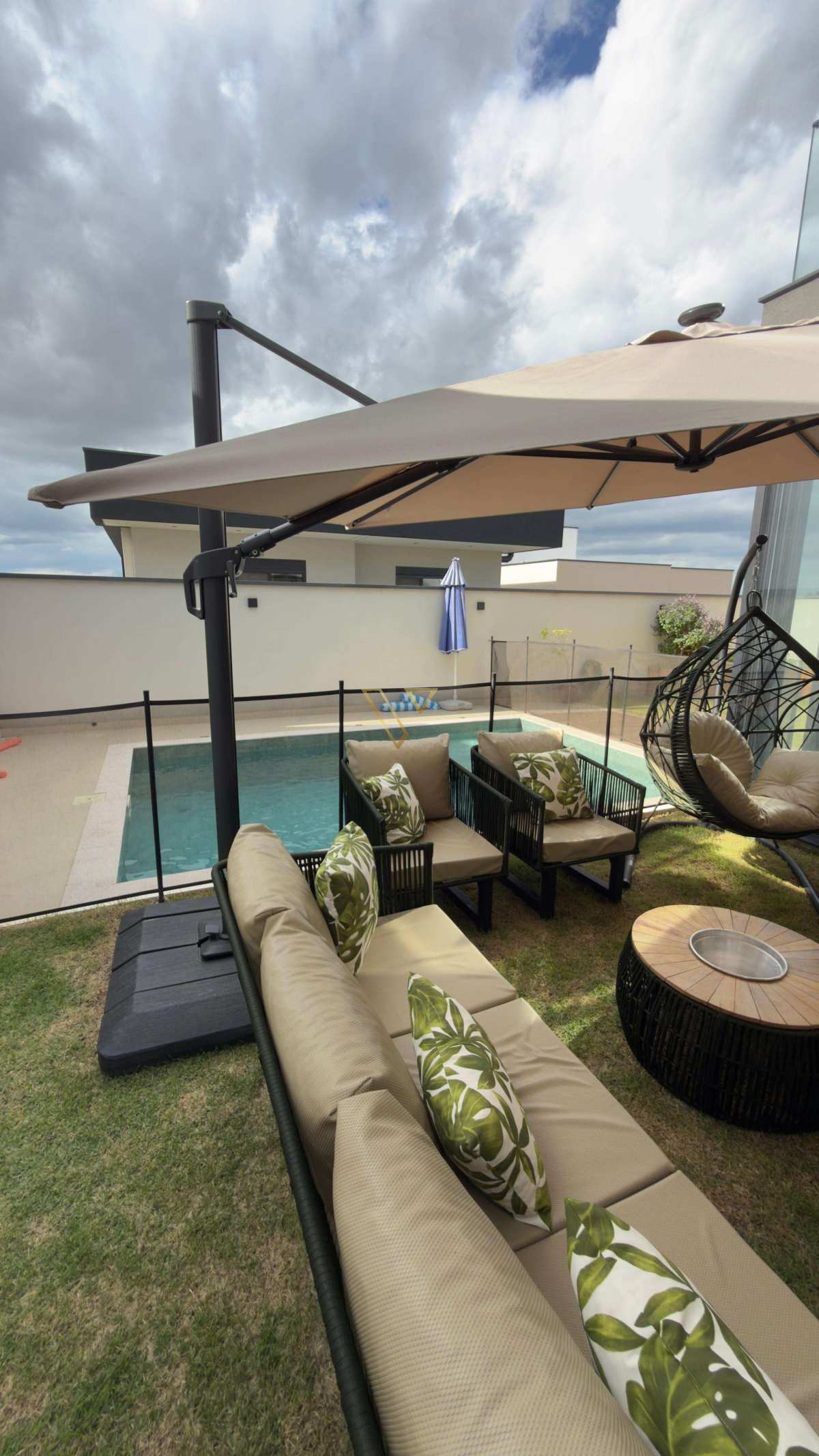 Residência com arquitetura moderna e imponente, localizado no prestigiado Condomínio Verana. - Vex Imóveis