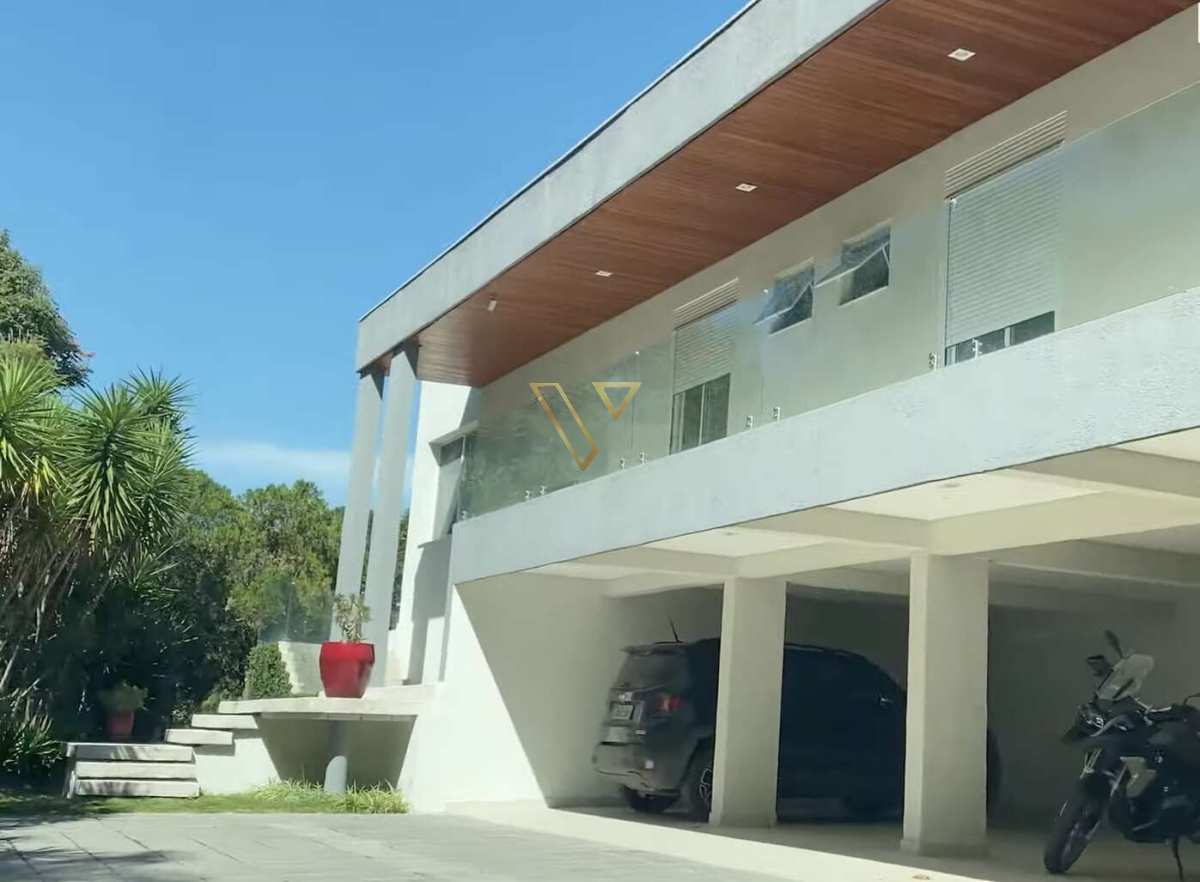 Esta residência única combina elegância arquitetônica com uma integração harmoniosa à natureza, - Vex Imóveis