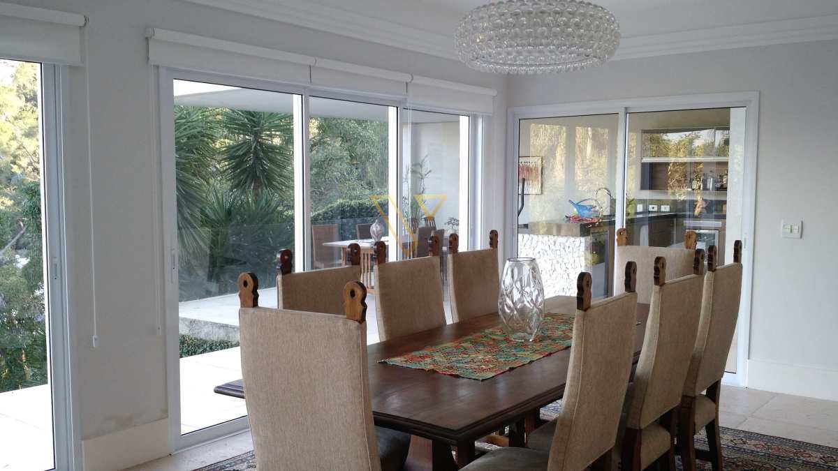 Esta residência única combina elegância arquitetônica com uma integração harmoniosa à natureza, - Vex Imóveis