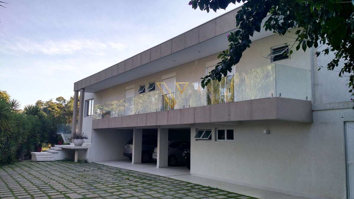 Esta residência única combina elegância arquitetônica com uma integração harmoniosa à natureza,