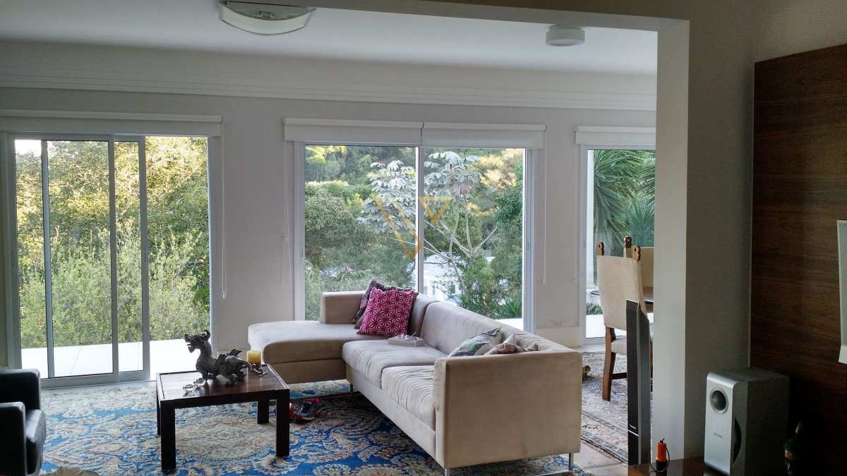 Esta residência única combina elegância arquitetônica com uma integração harmoniosa à natureza, - Vex Imóveis