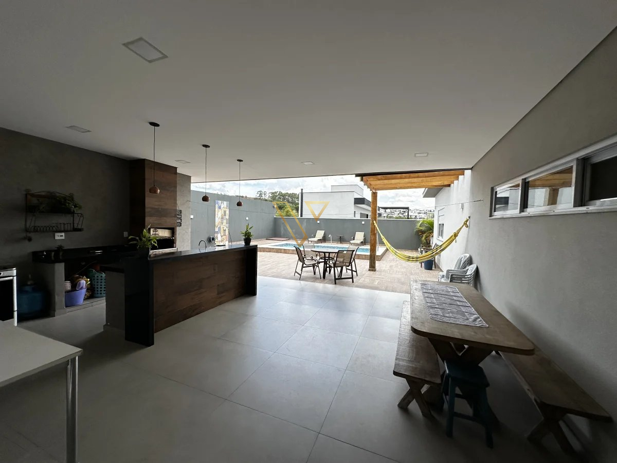 Maravilhosa casa térrea, localizada no prestigiado Colinas do Parathey Sul com 600 metros de terreno com uma linda piscina - Vex Imóveis