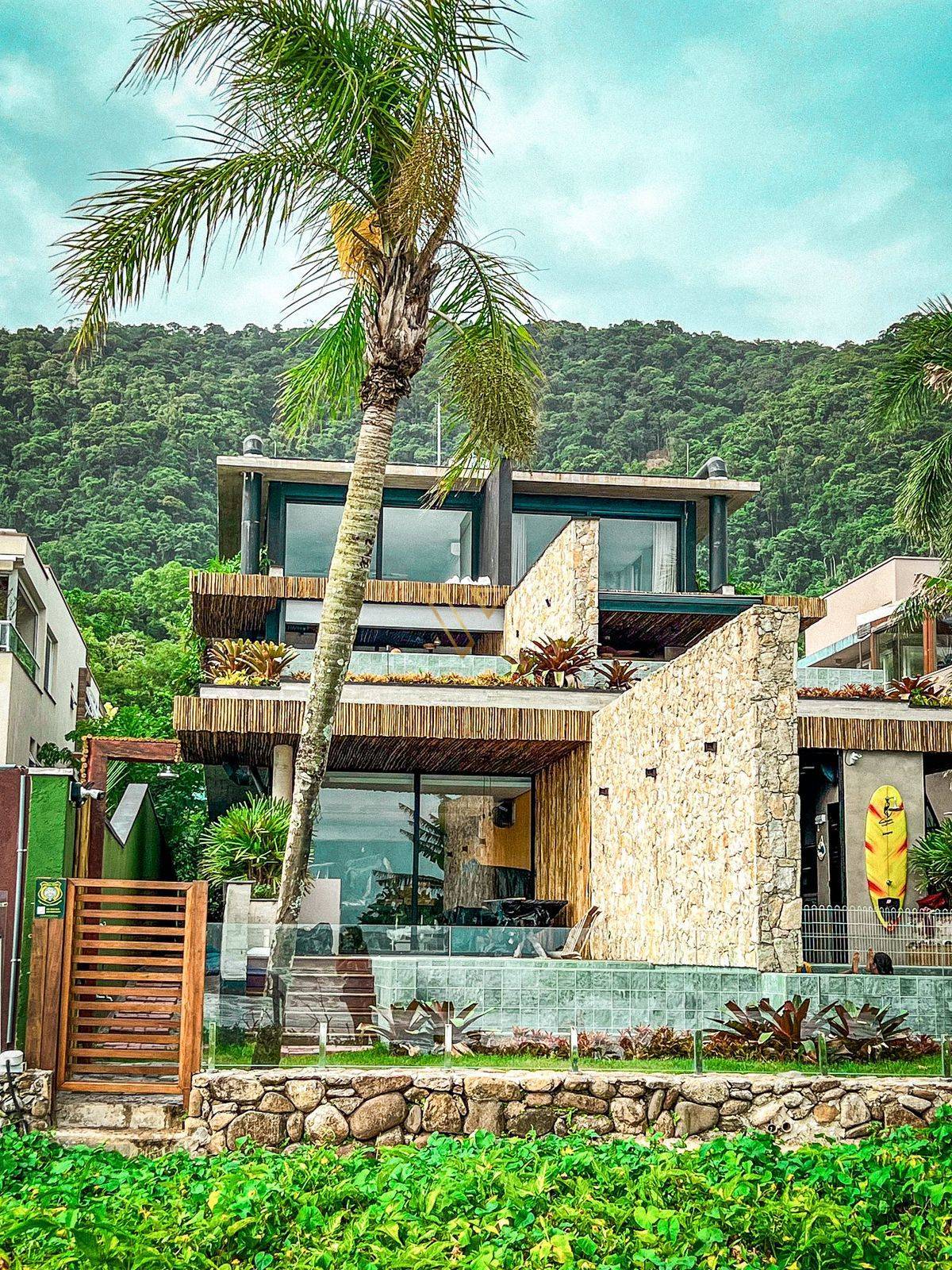 Residência de alto padrão pé na areia, totalmente mobiliada e decorada, localizada em um dos pontos mais exclusivos da Praia de Juquehy. - Vex Imóveis