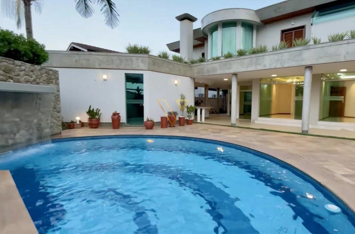 Esta é a casa dos seus sonhos! Uma verdadeira obra-prima, esta residência oferece luxo, conforto e exclusividade em todos os detalhes. Localizada no p - Vex Imóveis