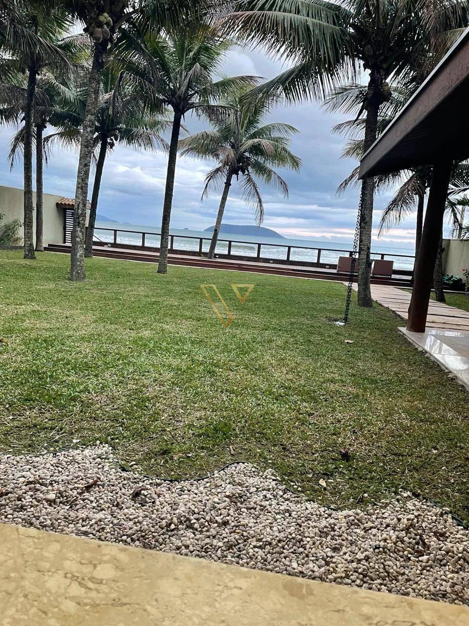 Desfrute da vida à beira-mar com esta espetacular Residência  na Praia da Maranduba. Com uma localização privilegiada. - Vex Imóveis