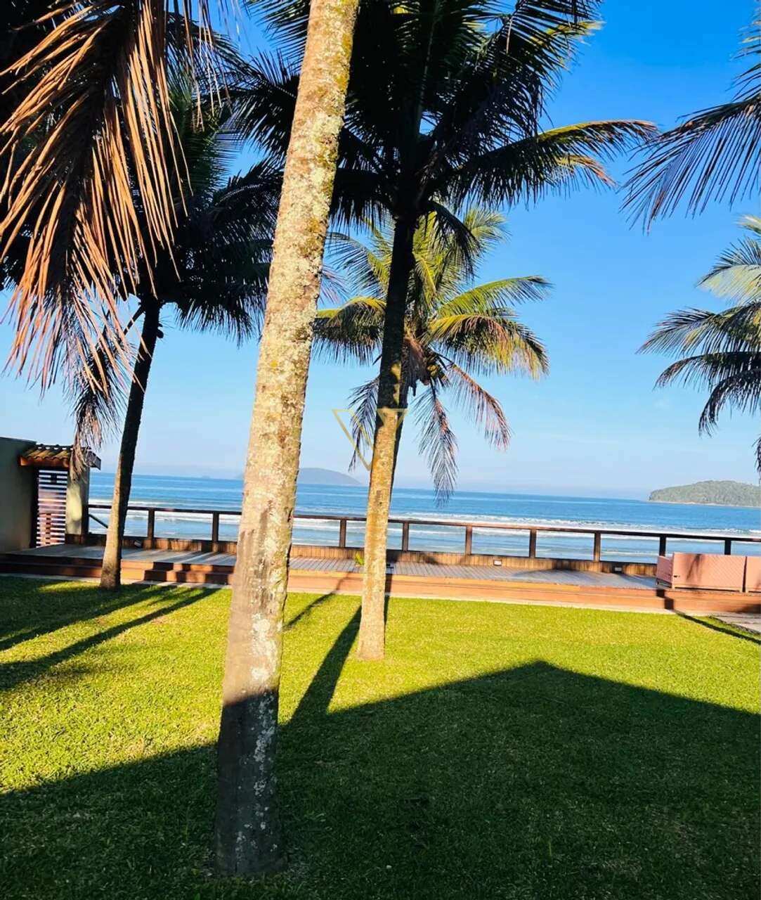 Desfrute da vida à beira-mar com esta espetacular Residência  na Praia da Maranduba. Com uma localização privilegiada. - Vex Imóveis