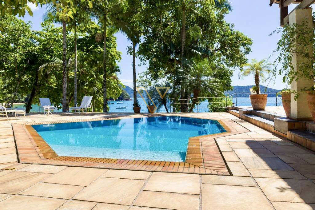 UM REFÚGIO À BEIRA-MAR: VIVA O EXTRAORDINÁRIO EM UBATUBA - Vex Imóveis